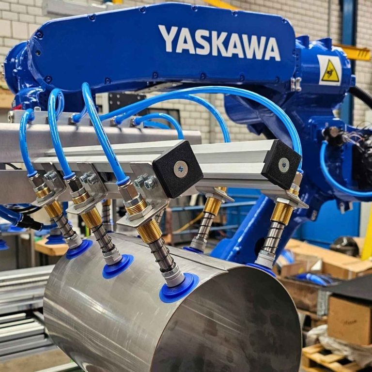 Roboterwerkzeug für Yaskawa Industrieroboter von Yaskawa mit Vakuumgreifern an einer Metalloberfläche.